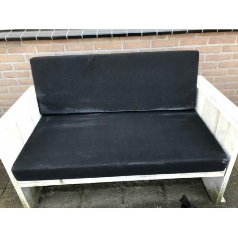 Witte houten tuinbank met kussens