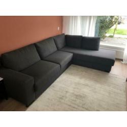 Donkergrijze hoekbank + hocker, in nette staat