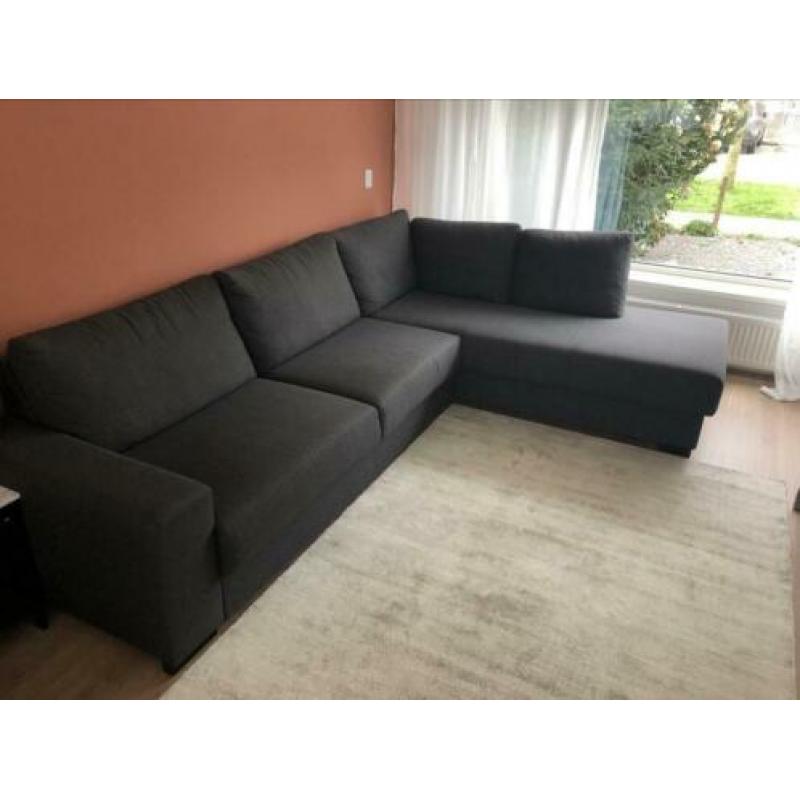 Donkergrijze hoekbank + hocker, in nette staat