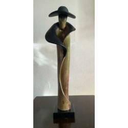 Beeld dame met hoed, keramiek met glazuur
