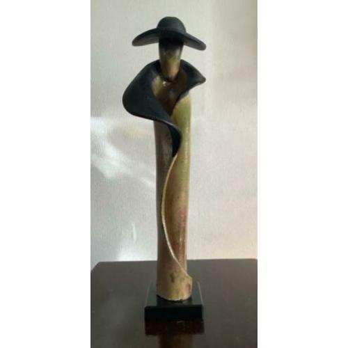 Beeld dame met hoed, keramiek met glazuur