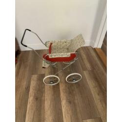 Mooie vintage oude poppenwagen