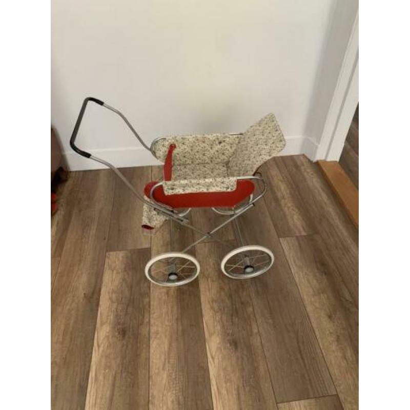 Mooie vintage oude poppenwagen