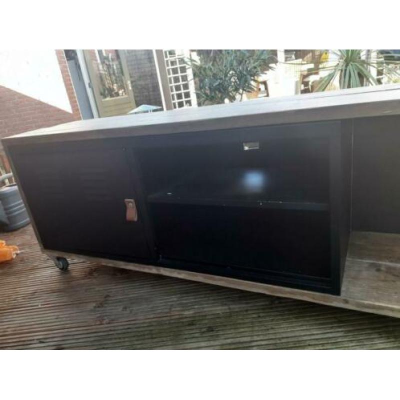 Mooie tv meubel van steigerhout en zwart metaal