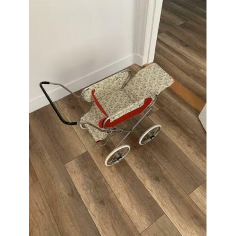 Mooie vintage oude poppenwagen