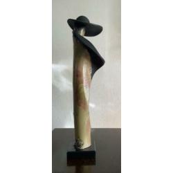 Beeld dame met hoed, keramiek met glazuur