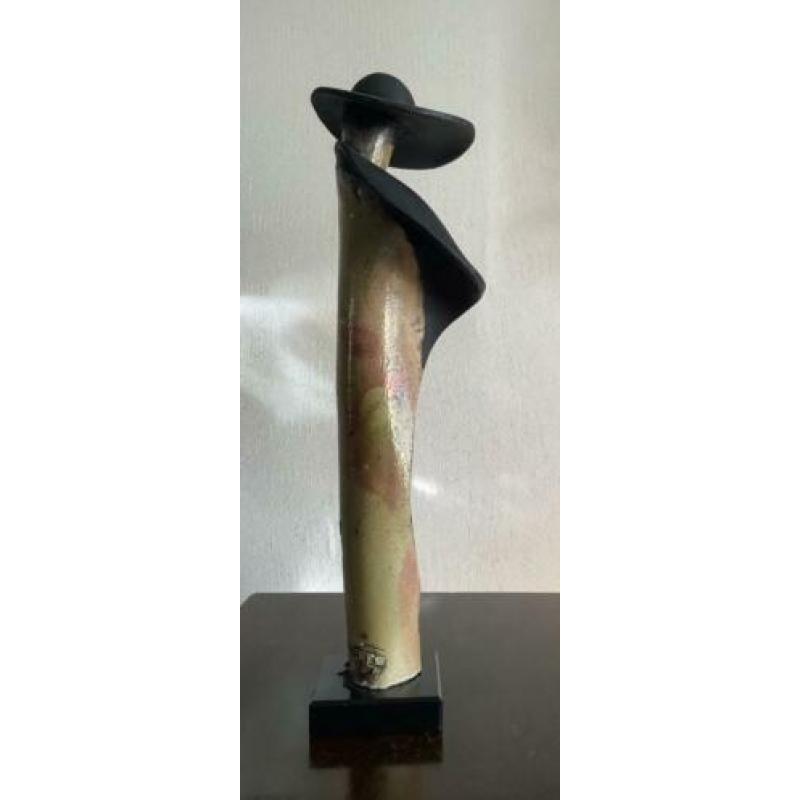 Beeld dame met hoed, keramiek met glazuur
