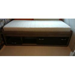 Compleet bed met bureau