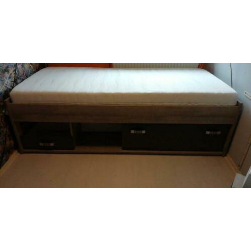 Compleet bed met bureau
