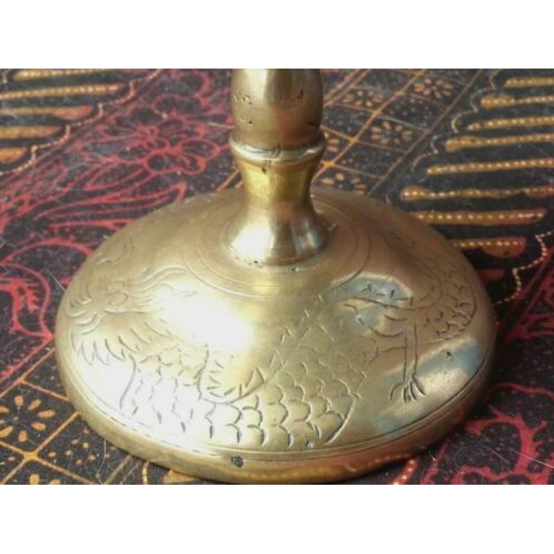 Zware antieke Chinese koperen kandelaar met draak 12,2 cm.