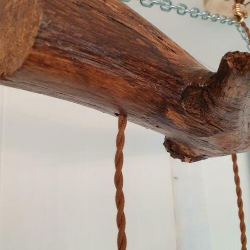 Plafondlamp van boomstam