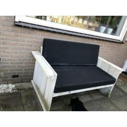 Witte houten tuinbank met kussens