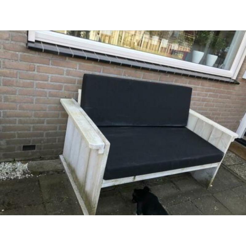 Witte houten tuinbank met kussens