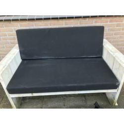 Witte houten tuinbank met kussens