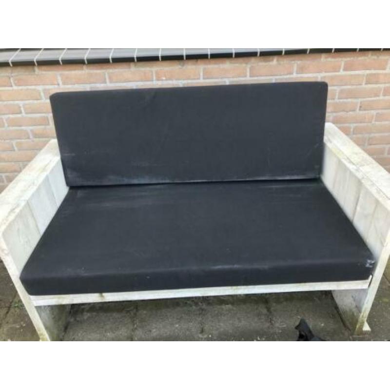 Witte houten tuinbank met kussens