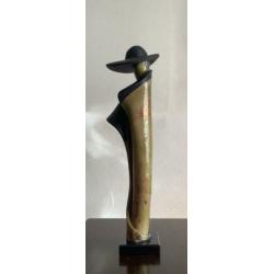Beeld dame met hoed, keramiek met glazuur