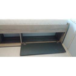 Compleet bed met bureau