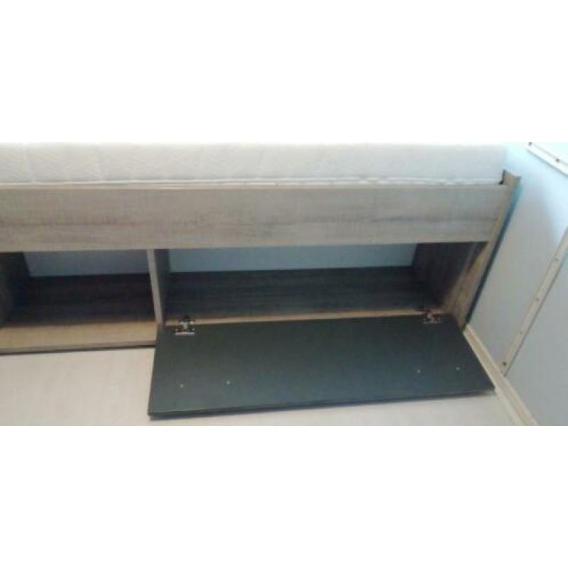 Compleet bed met bureau