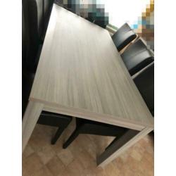 Grijs eiken eettafel met 6 stoelen