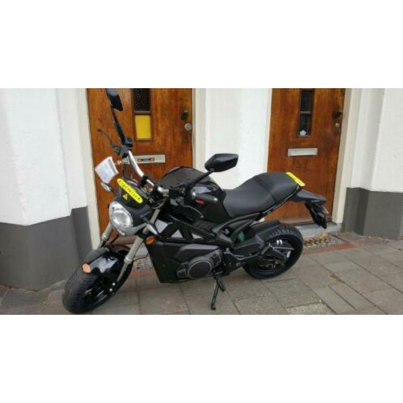 Peugeot V-clic Snorscooter bij; Scooterforyou, Zwolle SNOR