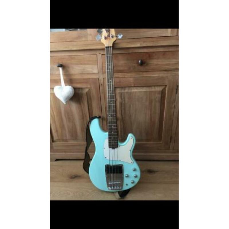 Basgitaar Ibanez ATK310 met Ampeq versterker
