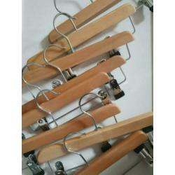 Verschillende Kinder/ baby kleding hangers hout