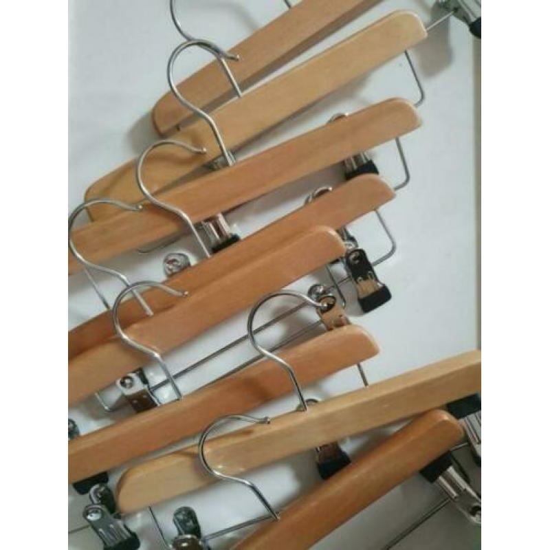 Verschillende Kinder/ baby kleding hangers hout