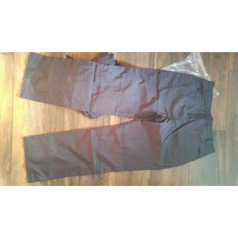 2 x NIEUW outdoor broeken maat 2xl...15,00 euro samen