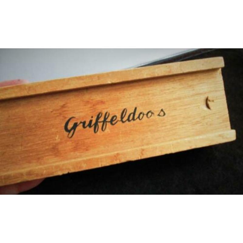 Griffeldoos~Potlodendoos~Hout~Schuifdeksel + Griffels~Griffe
