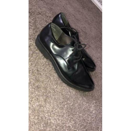 Nette schoenen, sjaal en vestje mogen gezamenlijk weg
