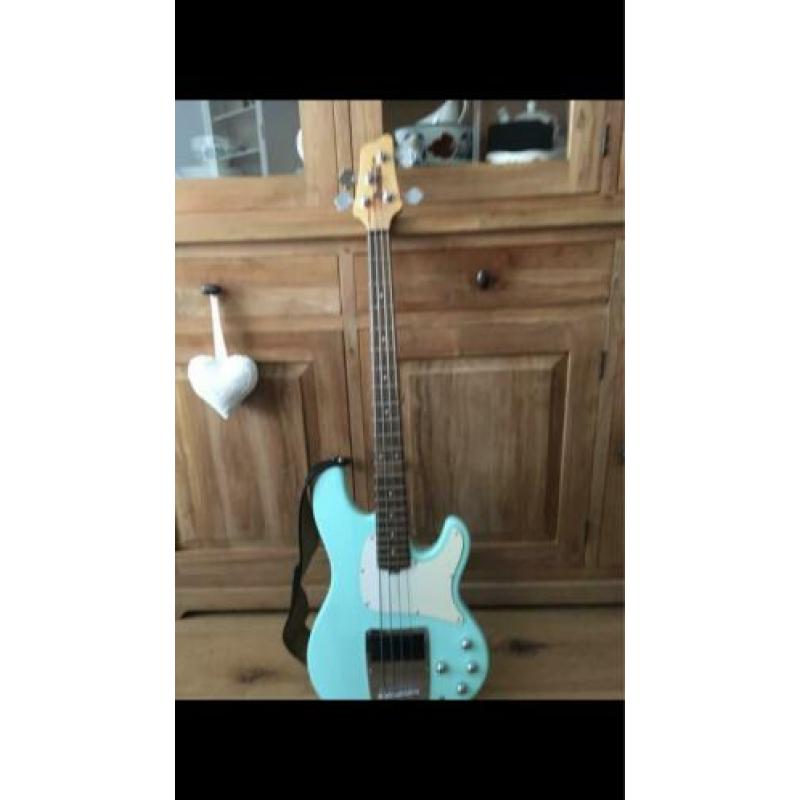 Basgitaar Ibanez ATK310 met Ampeq versterker