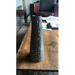 Oude met bewerkt tin omklede vaas