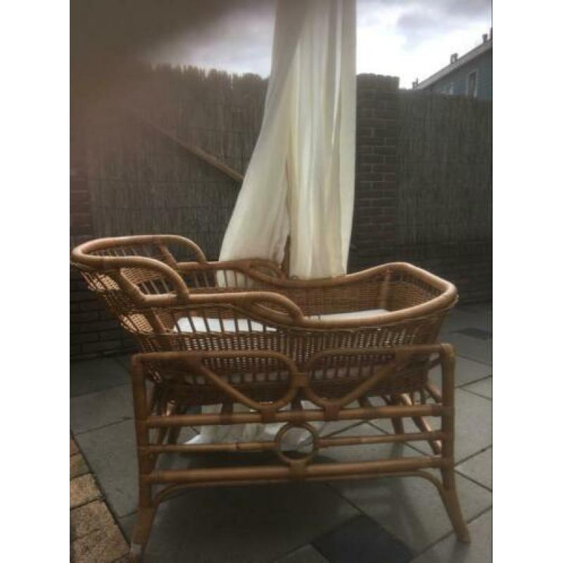 Rotan wieg met zeewier matrasje
