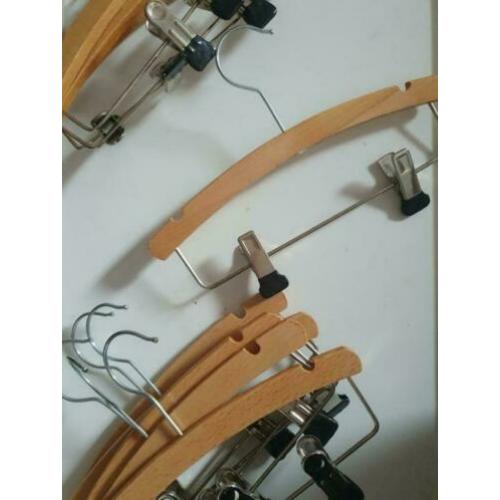 Verschillende Kinder/ baby kleding hangers hout