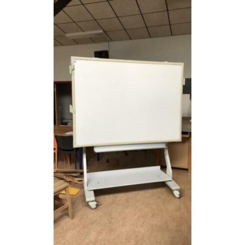 Groot touchscreen bord digibord op wieltjes