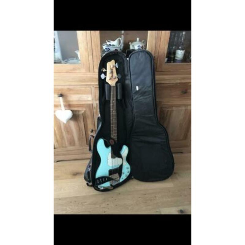 Basgitaar Ibanez ATK310 met Ampeq versterker