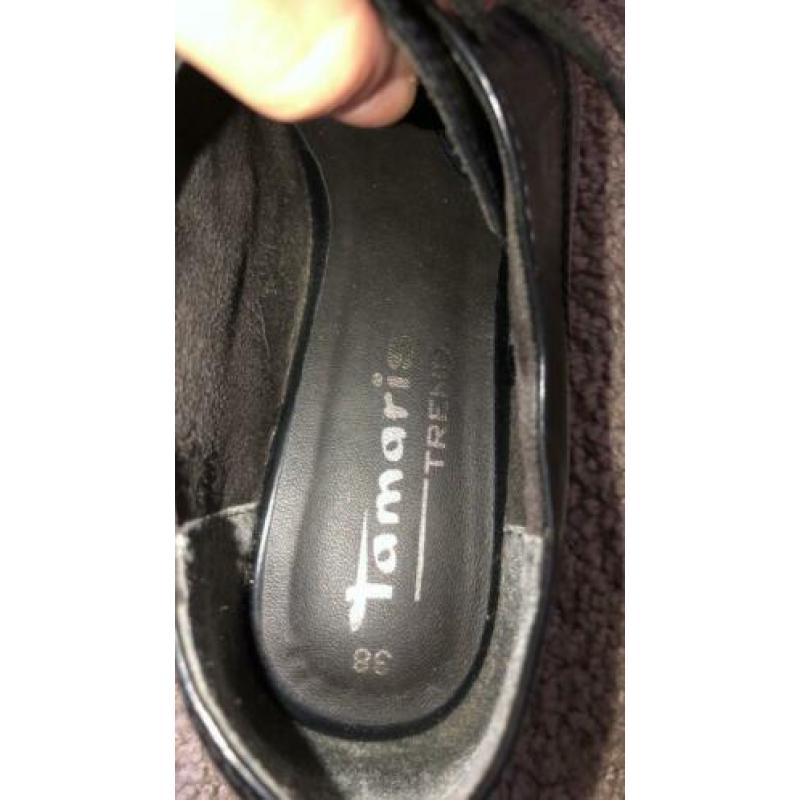 Nette schoenen, sjaal en vestje mogen gezamenlijk weg