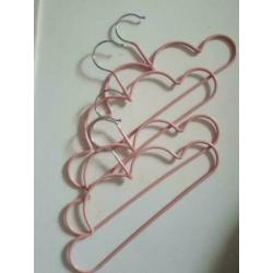 Verschillende Kinder/ baby kleding hangers hout