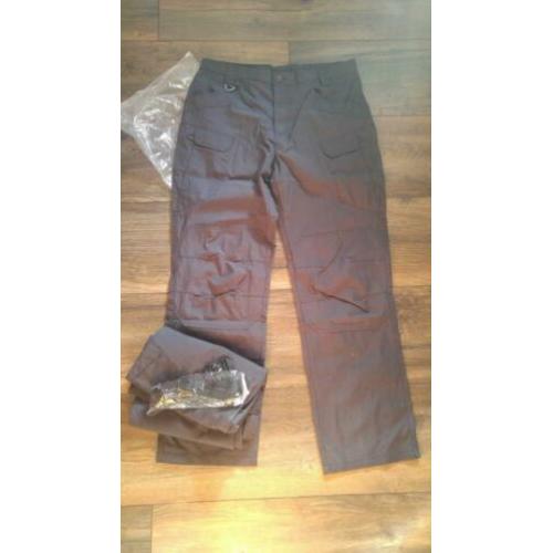 2 x NIEUW outdoor broeken maat 2xl...15,00 euro samen