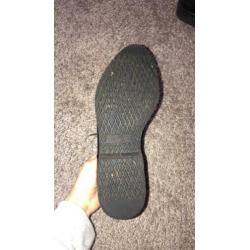 Nette schoenen, sjaal en vestje mogen gezamenlijk weg