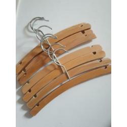 Verschillende Kinder/ baby kleding hangers hout