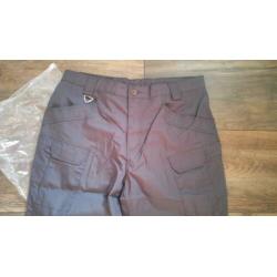 2 x NIEUW outdoor broeken maat 2xl...15,00 euro samen