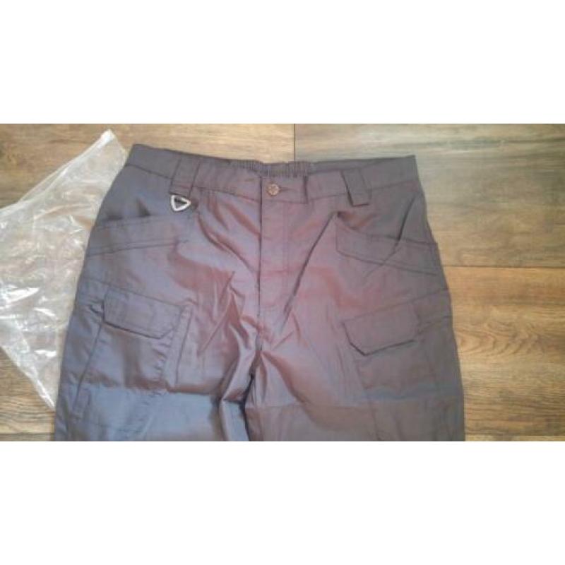 2 x NIEUW outdoor broeken maat 2xl...15,00 euro samen