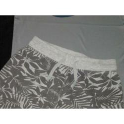 Gave grijze sweatshort maat 146/152.