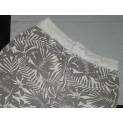 Gave grijze sweatshort maat 146/152.