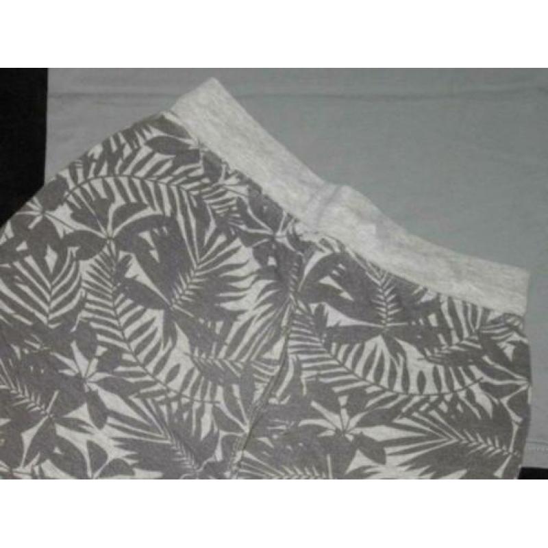 Gave grijze sweatshort maat 146/152.
