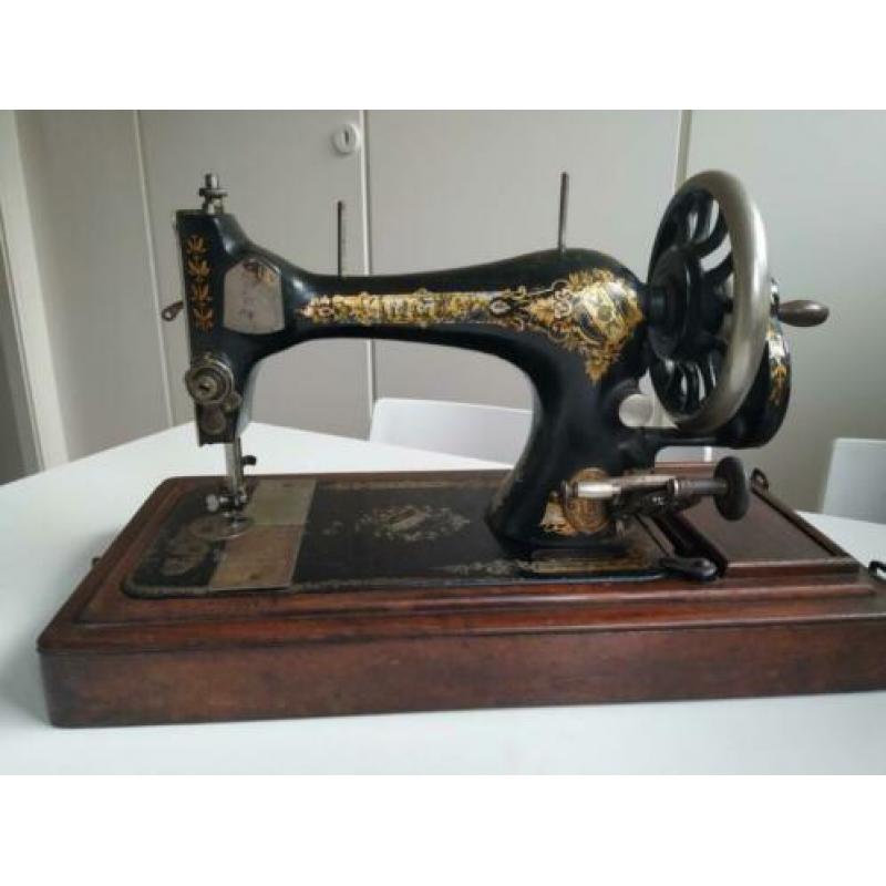 Antieke Singer uit 1905 met stofkap
