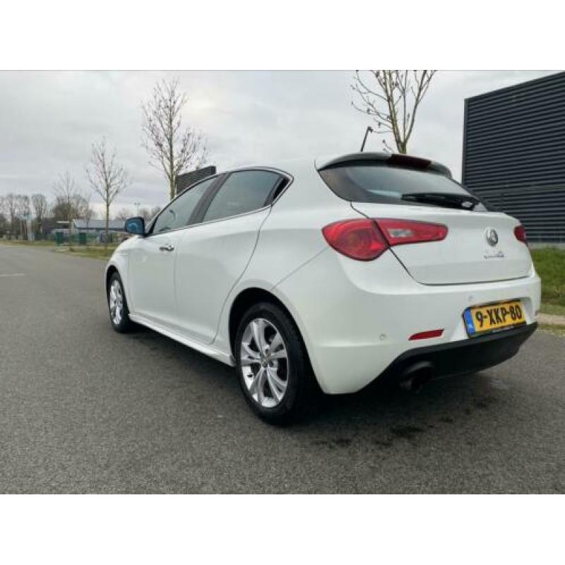 Alfa Romeo Giulietta 1.4 Turbo Distinctive 2010 Wit + 18”!