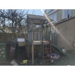 Hardhouten degelijk speelhuisje met glijbaan