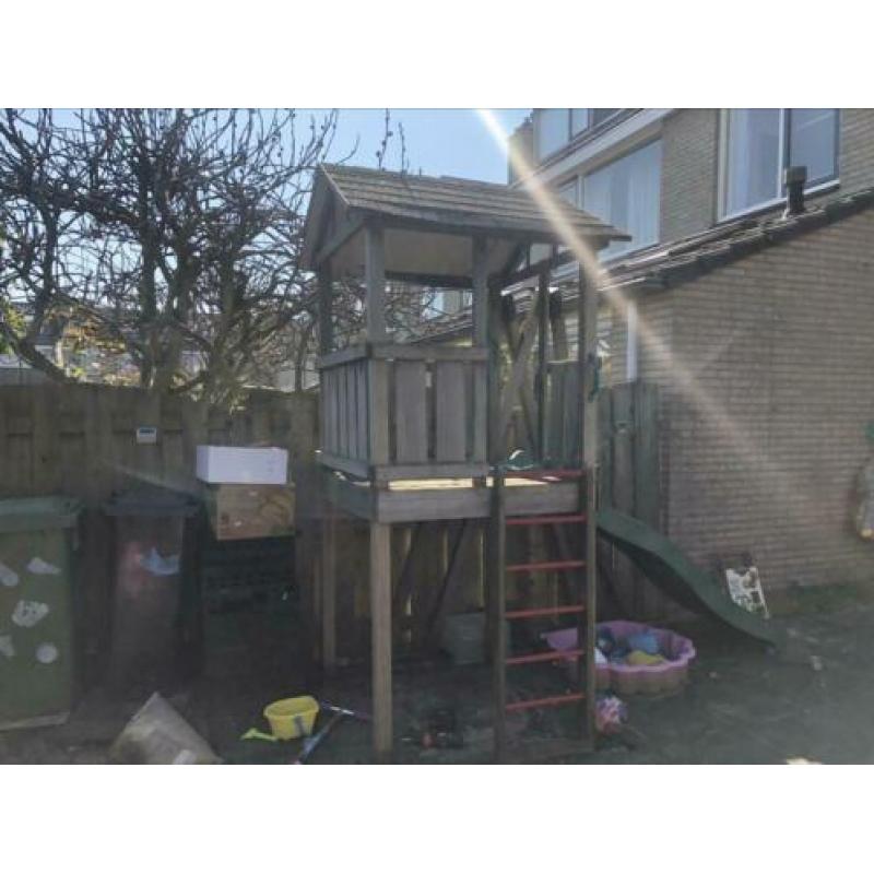 Hardhouten degelijk speelhuisje met glijbaan